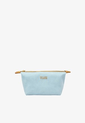 Pochette cosmetica rettangolare azzurro chiaro con cerniera dorata e piccole tirelle in pelle marrone, con scritta del nome del marchio in oro sul davanti.