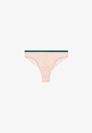 Spitzenunterwäsche in sanftem Pink mit einem grünen Bund, verziert mit floralen Mustern und gewellten Kanten für einen zarten Abschluss.