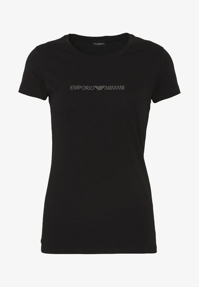Musta puuvillapaita lyhyillä hihoilla ja pyöreällä kaula-aukolla. Rinnassa on kristallikoristeltu "EMPORIO ARMANI" -logo.