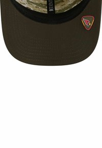 Casquette vert foncé à visière plate, motif camouflage à l'intérieur, bande noire et badge logo coloré représentant un oiseau cardinal.