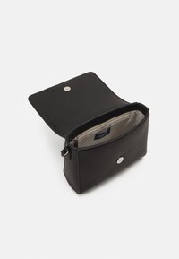 Borsa in pelle nera con finitura testurizzata, hardware in argento e una tasca con zip all'interno. Chiusura a patta e cinturino regolabile.