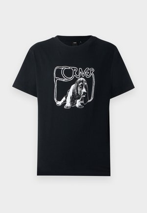 Musta puuvillainen t-paita, jossa on valkoinen grafiikka bassetkoirasta ja sana "FORMER" ääriviivatyylillä. Pyöreä pääntie, lyhyet hihat.