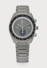Montre en acier inoxydable argenté avec un cadran gris rond, une lunette tachymétrique noire, des accents bleus et un design de bracelet segmenté.