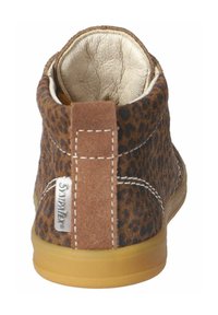 Botín de tobillo de ante marrón con estampado de leopardo, costuras blancas y un interior acolchado. La suela de goma ofrece tracción y durabilidad.
