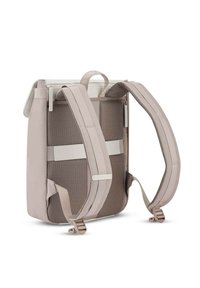 Zaino in tessuto marrone chiaro con schiena in rete imbottita, spallacci regolabili e design minimalista. Presenta una maniglia superiore bianca e dettagli decorativi.