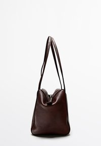 Borsa a tracolla in pelle marrone con due lunghe cinghie, un fondo largo e una chiusura con zip nella parte superiore. Presenta una superficie liscia e un design minimalista.