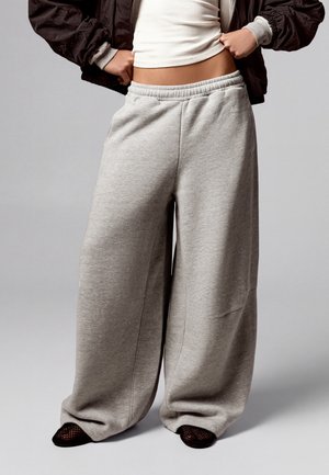 Bershka PLUSH PARACHUTE - TROUSERS - Pantalon de survêtement - dark grey