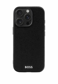 Custodia per telefono in pelle nera con finitura testurizzata, bordi arrotondati e ritagli per le lenti della fotocamera. Logo "BOSS" in argento nella parte inferiore.