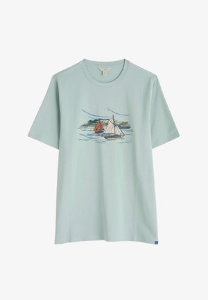 Lichtblauw katoenen t-shirt met een grafische print van boten op water. Korte mouwen en ronde halslijn. Zachte textuur en casual ontwerp.