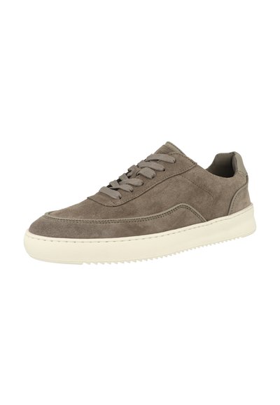 Grå mockasinsneaker med låg design, snörning framtill, texturerade detaljer och en vit gummisula med sågtandade kanter.