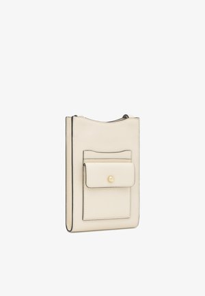 Mała kremowa skórzana torebka na ramię z przednią kieszenią zabezpieczoną złotym guzikiem oraz czarną lamówką wzdłuż krawędzi.