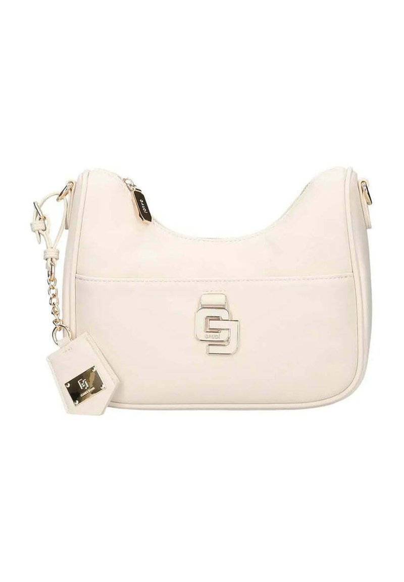 Borsa a spalla in pelle crema con tracolla in catena dorata, tasca frontale e emblema in metallo su superficie liscia.