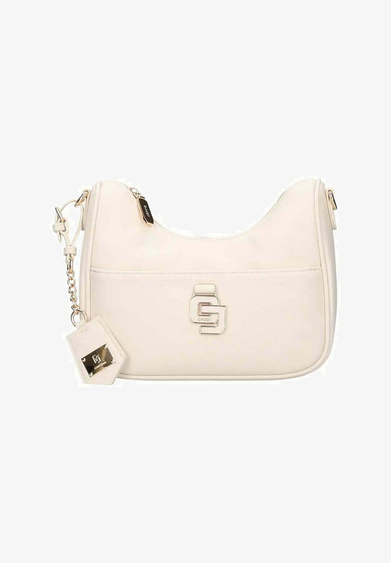 Borsa a spalla in pelle crema con tracolla in catena dorata, tasca frontale e emblema in metallo su superficie liscia.
