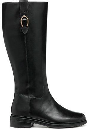 Sort knæhøj læderstøvle med lav hæl og dekorativ guldtonet hesteskoformet spænde på sidelædespændet.