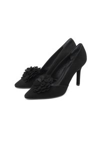 Czarne welurowe szpilki z wysokim obcasem i spiczastymi noskami, ozdobione kwiatowym akcentem wykonanym z warstwowej tkaniny z przodu, w okolicy podbicia.