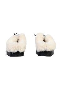 Chausson en fausse fourrure blanche avec une semelle en caoutchouc noir, doté d'un dessus épais et duveteux et de deux languettes pour faciliter l'enfilage. Texture lisse sur toute la surface.
