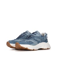 Sneaker in denim con una combinazione di colori blu chiaro e blu scuro, texture usurata, tomaia in tessuto e suola in gomma bianca e marrone.