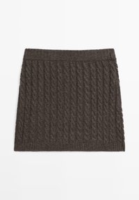 Mini-jupe tricotée gris foncé avec motif torsadé, taille et ourlet côtelés sur fond blanc.