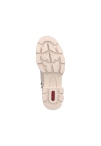 Suela de zapato beige con profundas hendiduras, superficie texturizada y un logo rojo. Presenta un diseño resistente para ofrecer agarre y durabilidad.
