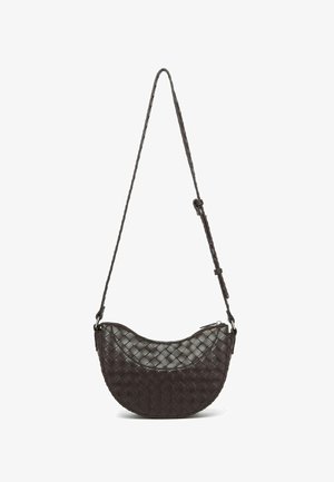 Gevlochten leren schoudertas met een gebogen vorm, donkerbruine kleur, verstelbare schouderband en ritssluiting. Bevat een gestructureerd patroon.