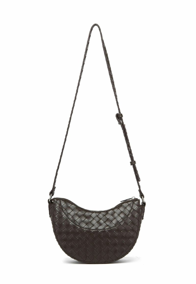 Tkaná kožená taška přes rameno s oblým tvarem, tmavě hnědé barvy, nastavitelným popruhem a zipovým uzávěrem. Obsahuje strukturovaný vzor.