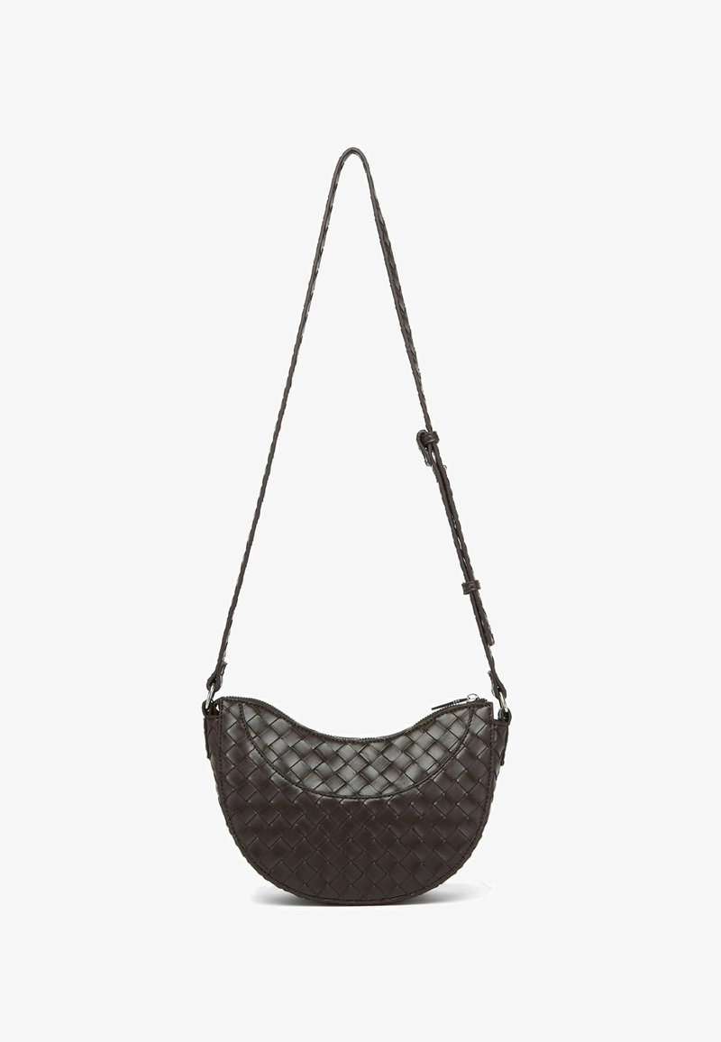 Tkaná kožená taška přes rameno s oblým tvarem, tmavě hnědé barvy, nastavitelným popruhem a zipovým uzávěrem. Obsahuje strukturovaný vzor.