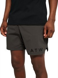 Mand iført mørkegrå atletikshorts med teksten "ATW" på venstre ben og en sort tekstureret skjorte, hænderne afslappede ned langs siderne.