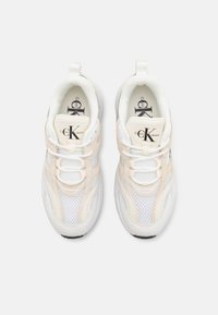 Calvin Klein tenisice imaju gornji dio od bijele mreže s svijetlosmeškastim detaljima, okrugli vrh, vezivanje na vezice i podstavljeni ovratnik za udobnost.