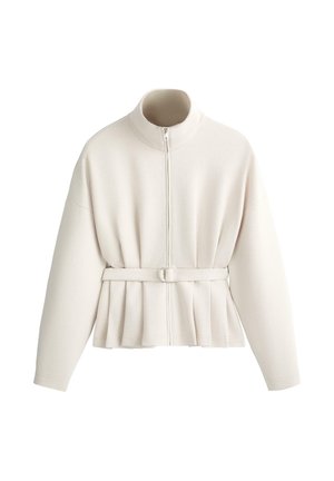 Béžová bunda s dlhými rukávmi, predným zipsom, vysokým golierom a opaskom v rovnakom odtieni, ktorý zdôrazňuje pás.