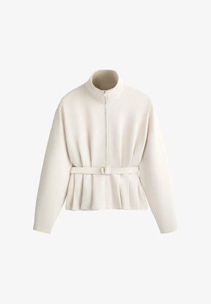 Béžová bunda s dlhými rukávmi, predným zipsom, vysokým golierom a opaskom v rovnakom odtieni, ktorý zdôrazňuje pás.