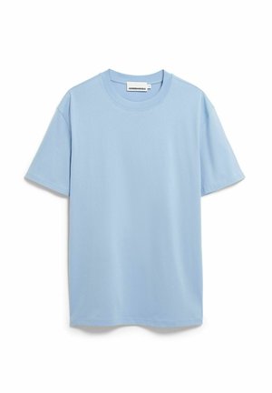 Hellblaues kurzärmeliges Baumwoll-T-Shirt mit Rundhalsausschnitt, flach auf weißem Hintergrund präsentiert.