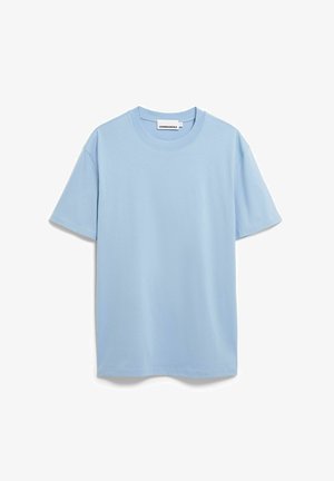 Lichtblauw katoenen T-shirt met korte mouwen en ronde hals, plat weergegeven tegen een witte achtergrond.
