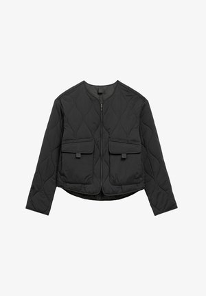 Pikowana czarna kurtka z długimi rękawami, z przodu z zamkiem błyskawicznym i dwoma naszywanymi kieszeniami; posiada okrągły dekolt i krótki krój.