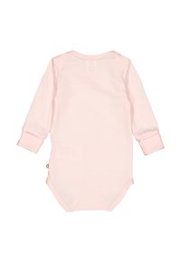 Pitkähihaiset vauvan body pehmeässä vaaleanpunaisessa kankaassa, jossa on nepparit alaosassa ja ribbineulehihat. Bodyn muotoilu on yksinkertainen ja siinä on pyöreä kaula-aukko.