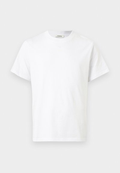 T-shirt blanc à manches courtes avec col rond, étiquette "Sandro" visible à l'intérieur du col, présenté sur un fond uni.