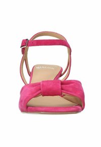 Roze suède sandaal met een strikdetail aan de voorkant, open teenontwerp, enkelband met een sluiting en een neutrale zool.