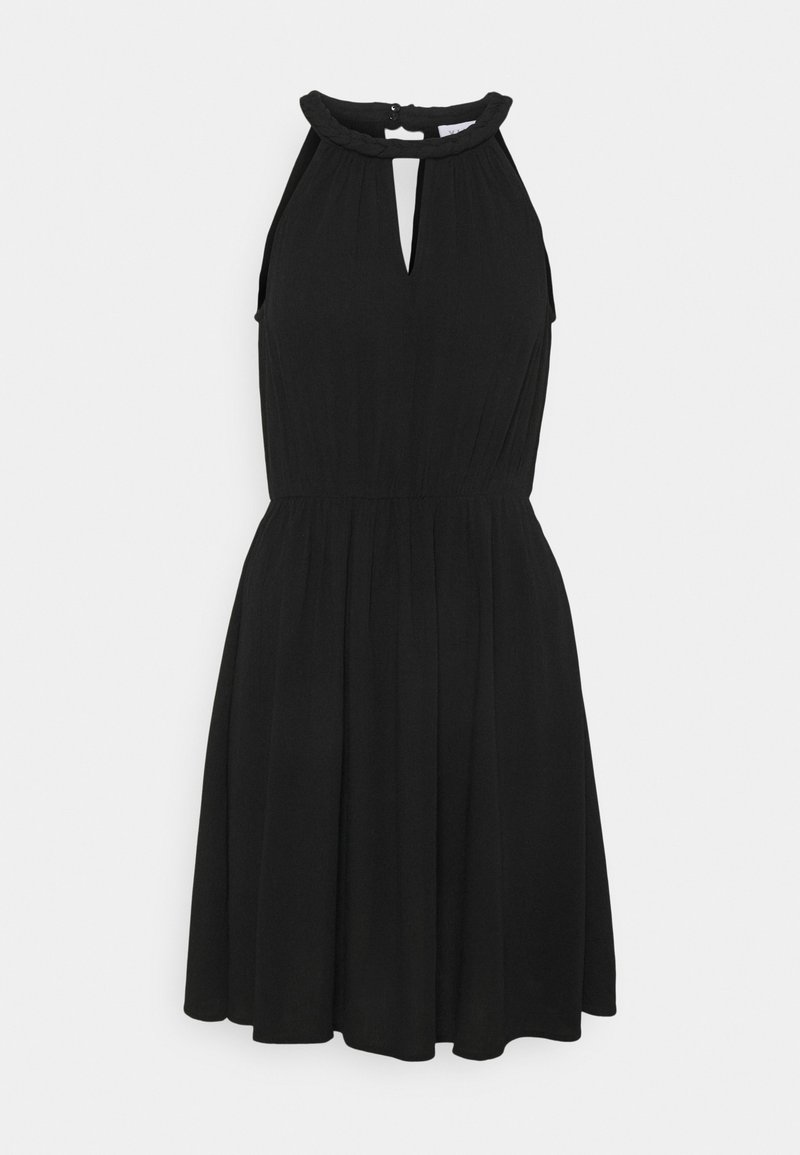 Robe noire avec un col halter, une découpe en forme de goutte et une taille froncée. Jupe fluide avec une texture lisse et sans motifs visibles.