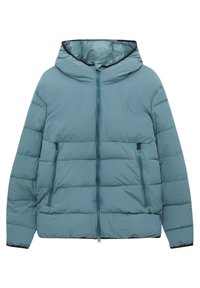Ljusblå puffjacka med huva, med horisontell quiltning, två fickor med dragkedja och en dragkedja fram.