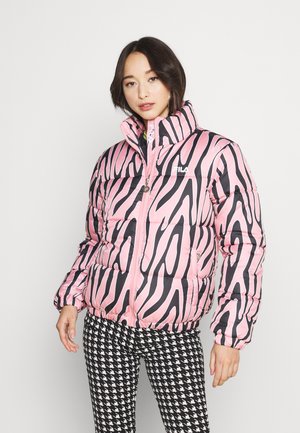 Giacca a vento con stampa zebra nera e rosa, colletto alto, chiusura con zip e polsini elasticizzati; abbinata a pantaloni a scacchi bianco e nero.
