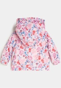 Różowa kurtka w kwiaty z kapturem, elastycznymi mankietami i dołem. Wzór obejmuje róże i liście z sercowymi akcentami w różnych kolorach.