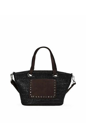 Bolso tote negro tejido con dos asas, correa de hombro desmontable y un bolsillo frontal adornado con tachuelas metálicas.
