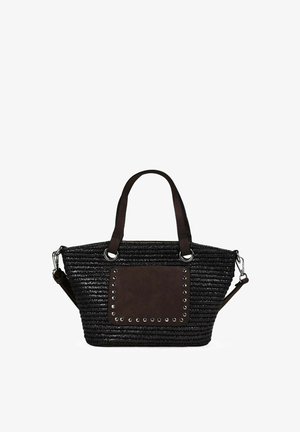 Bolso tote negro tejido con dos asas, correa de hombro desmontable y un bolsillo frontal adornado con tachuelas metálicas.