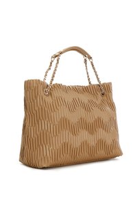 Beige handtas met een golvend reliëfpatroon, dubbele ketting- en leren schouderbanden, en een ruime, gestructureerde rechthoekige vorm.