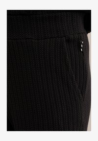 Non selezionato, black