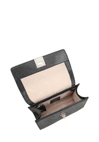 Zwarte leren handtas met structuur, flapsluiting, gouden hardware en beige interieur. Beschikt over een ritsvak en meerdere kaartsleuven.