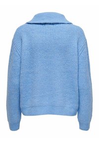 Suéter de punto azul claro con un cuello amplio, textura acanalada y corte holgado. Presenta hombros caídos y mangas largas.