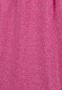 Fuksia kangas tekstureeritud pinnaga, millel on sädelev muster väikestest peegeldavatest kiududest, luues särava efekti.