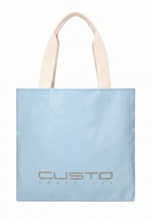 Borsa tote rettangolare azzurro chiaro con manici in tessuto beige larghi e la scritta "CUSTO BARCELONA" stampata in grigio vicino al centro in basso.