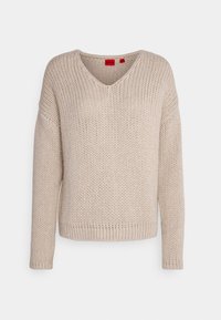 Beżowy sweter o grubym splocie z długimi rękawami i dekoltem w kształcie V, z prążkowanymi ściągaczami, dołem i teksturowanym wzorem, zaprezentowany na jasnym tle.