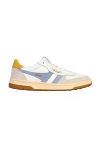 Sneakers in pelle bianca con accenti in suede blu chiaro e grigio, suola intermedia beige e linguetta del tallone gialla. Presenta un logo dorato sul lato.